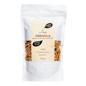 Granola cu alune de padure si coacaze negre